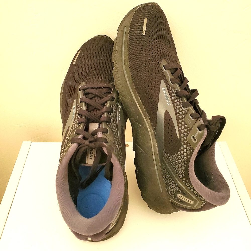 Brooks Ghost women's black sneakers 9.5